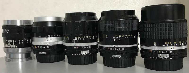 五代合排，从左到右：旁轴 P·C、Nikkor-P Auto、Nikkor-P·C Auto、New Nikkor、Ai-S（Richard Haw）