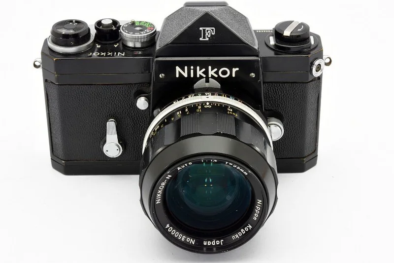 早期 Nikkor-N Auto 装在尼康 F 上(de Stoutz 收藏)
